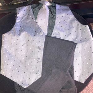 Boys size 5…A 3 piece vest, tie, and slacks set.